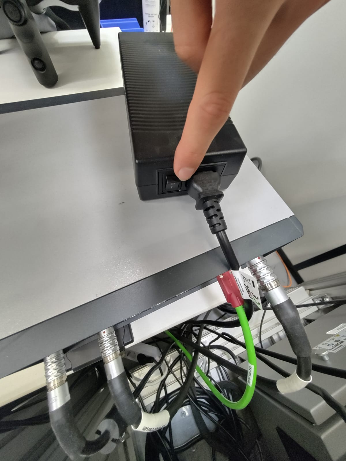 Step #2: Schalten sie das Netzteil des Atos Q ein.